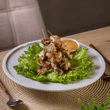 BROCHETAS DE POLLO CON ADEREZO DE CACAHUATE