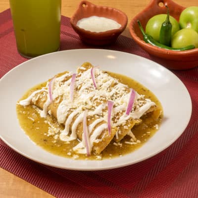 Enchiladas rellenas de pollo, bañadas en salsa verdes. 3pzs.