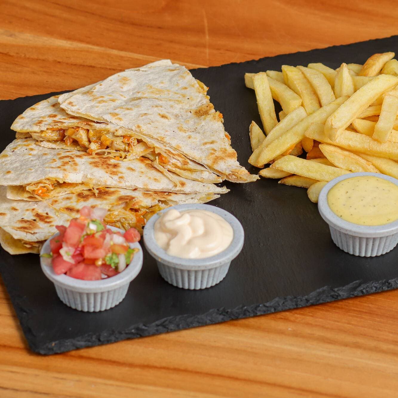 Quesadilla Carne o Pollo + Papas Fritas