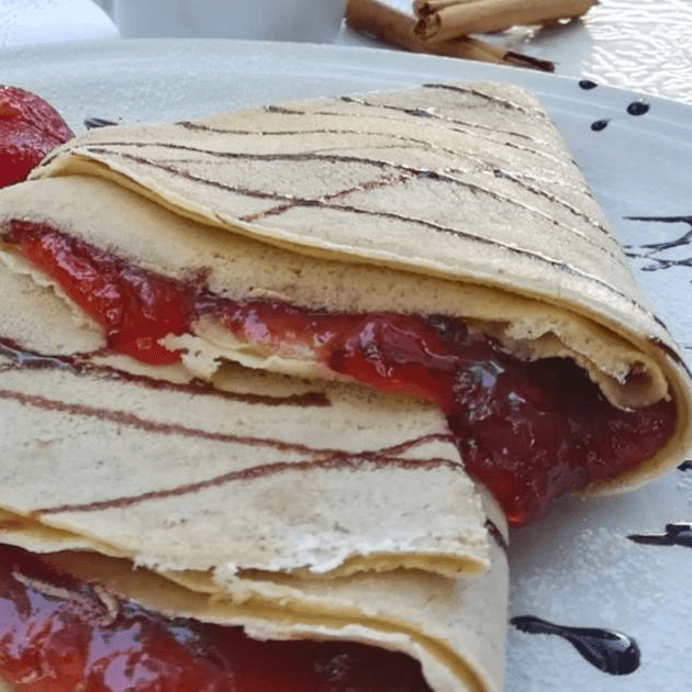 Crepa de Philadelphia, Mermelada Fresa y Platano.
