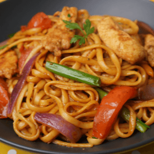 Tallarín Saltado