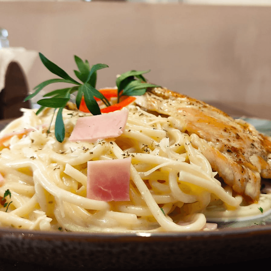 Tallarines al Alfredo con Pechuga a la Plancha