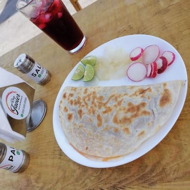 QUESADILLA DE HARINA GRANDE DE CHORIZO