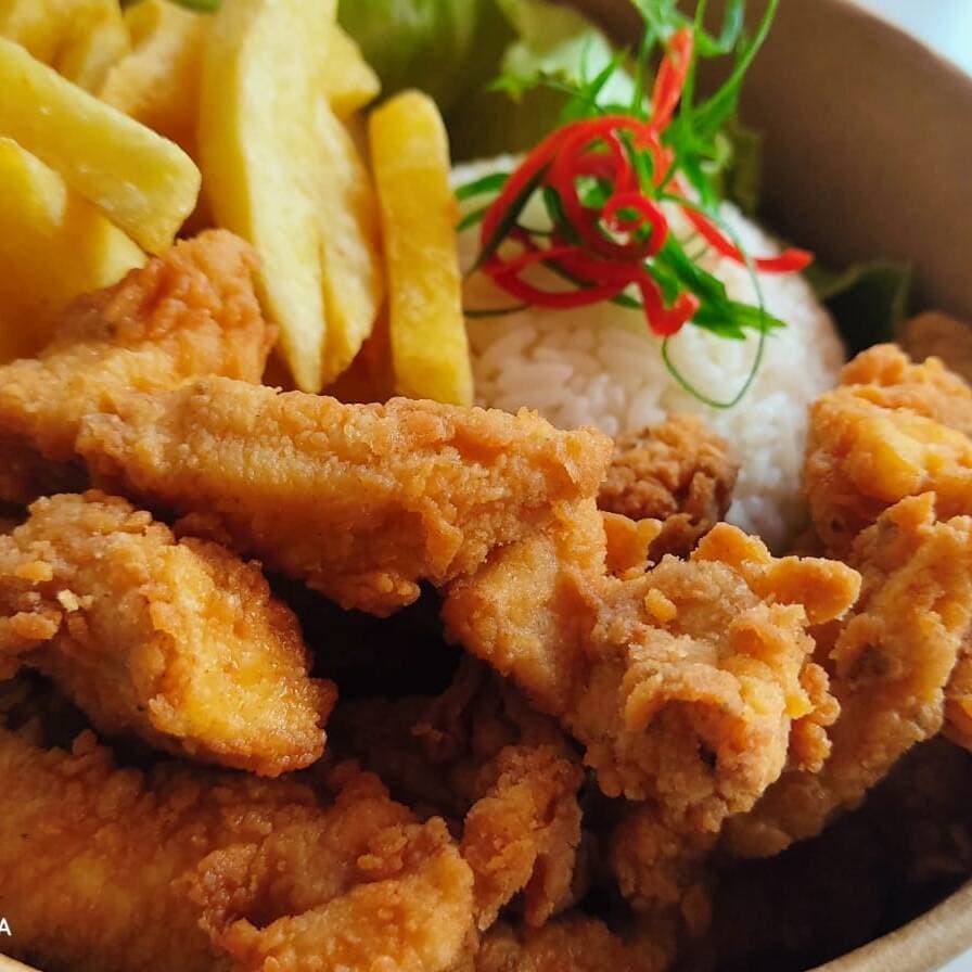 Chicharrón de Pollo con Papas Fritas y Ensalada