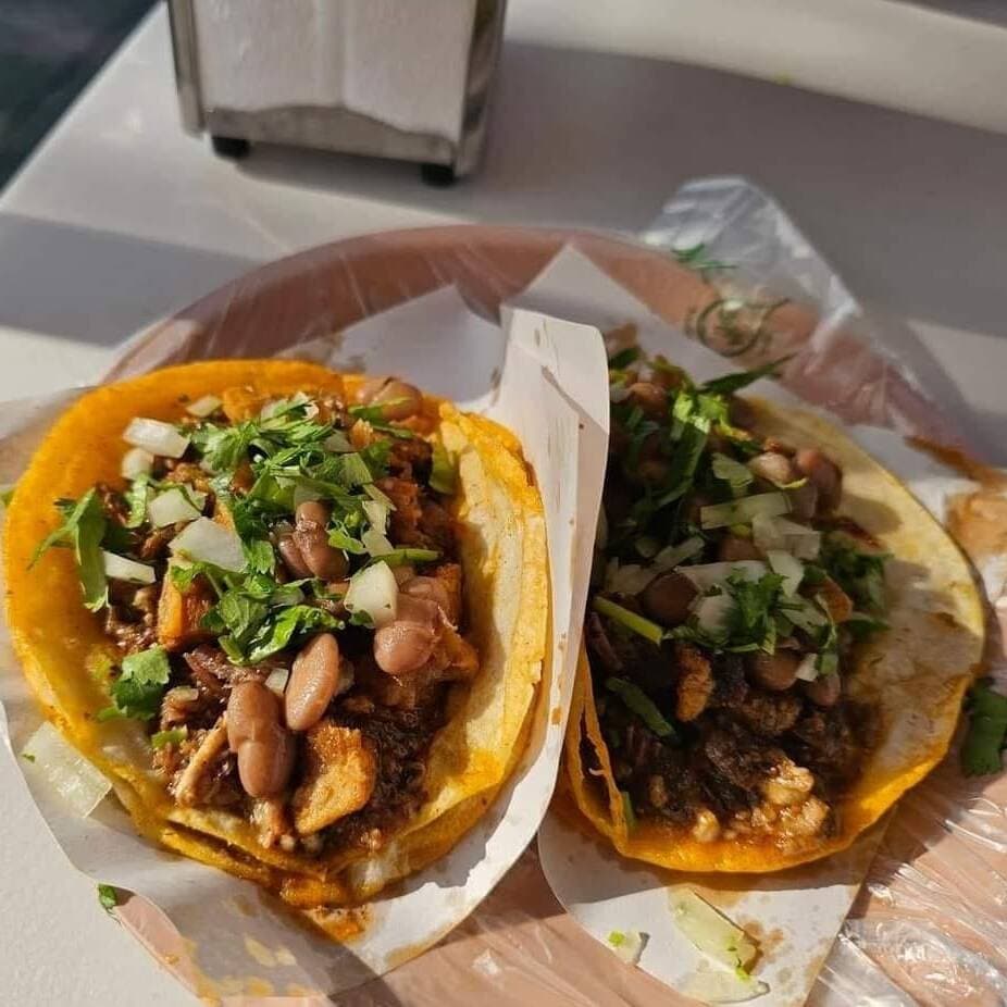 Quesataco de Birria con Chicharron