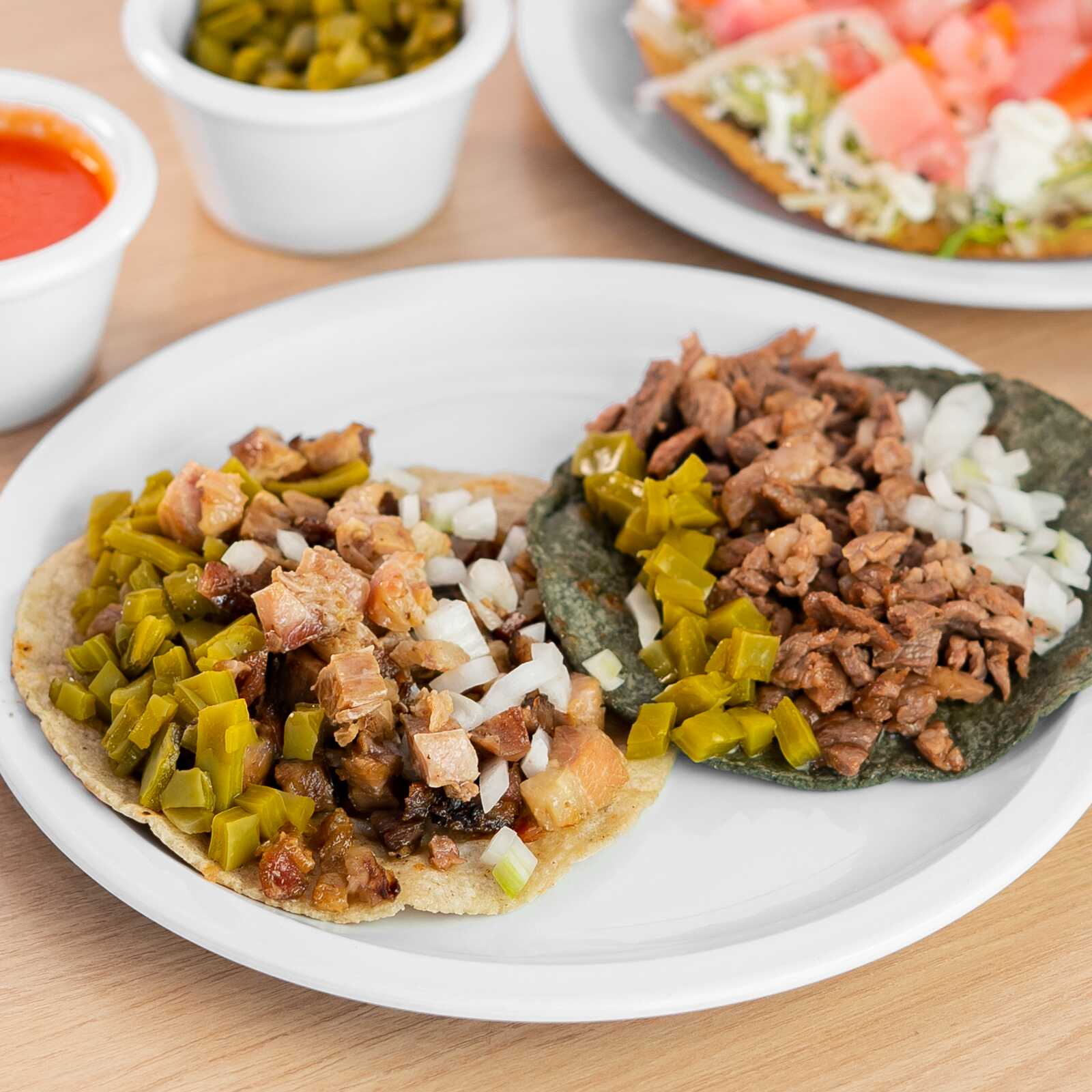 Taco con Nopales y Cebolla