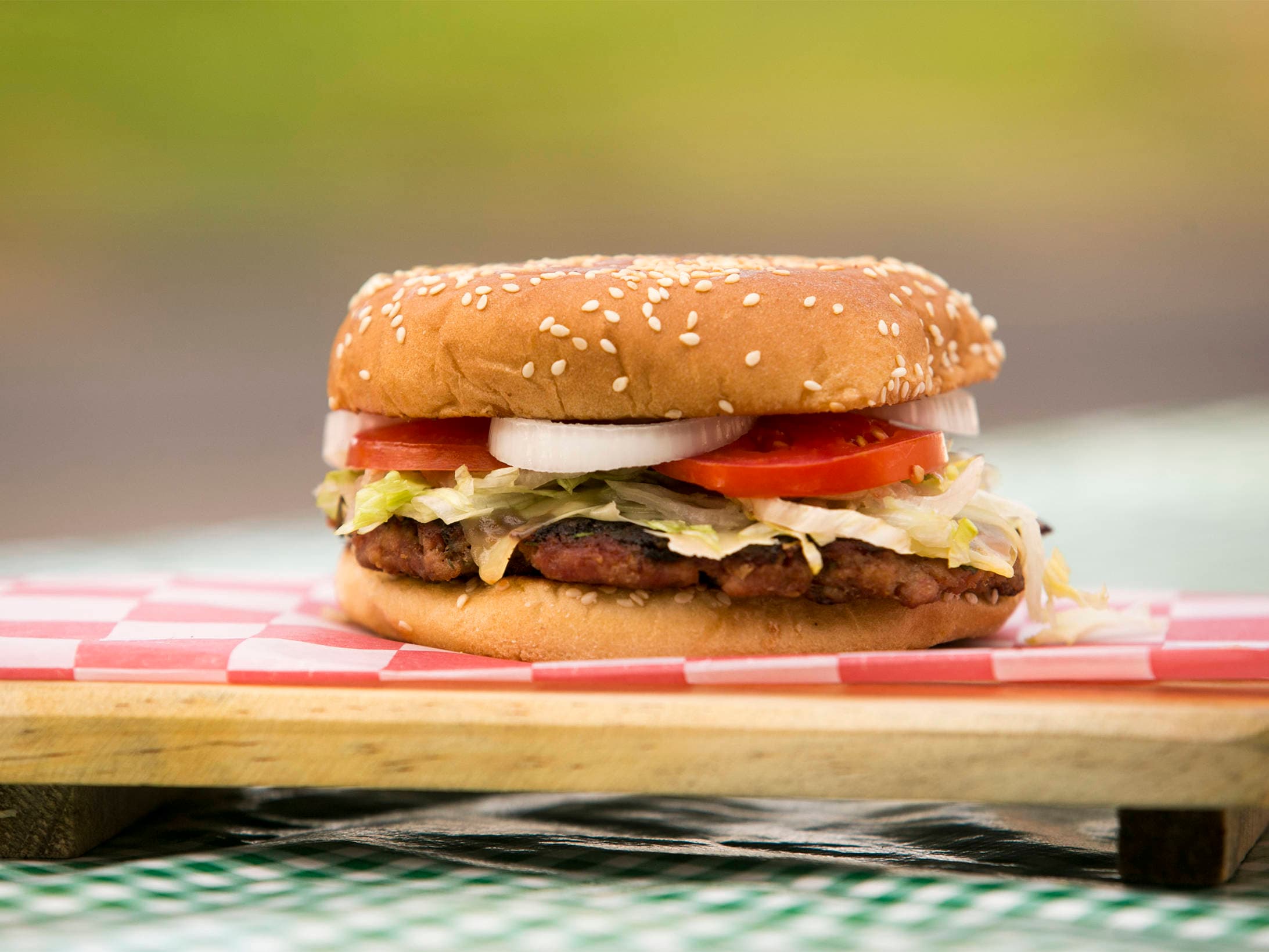 Hamburguesa de Res más Mama Dogo