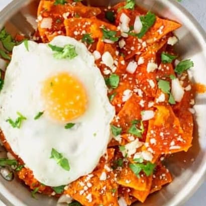 CHILAQUILES ROJOS CON HUEVO