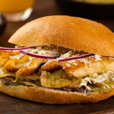 Torta de de Chilaquiles con Milanesa