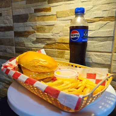 Combo Cheese incluye Papas y Refresco