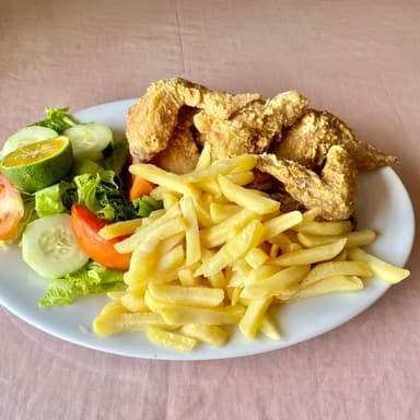 8 Alitas de Pollo Fritas con Papas y Ensalada