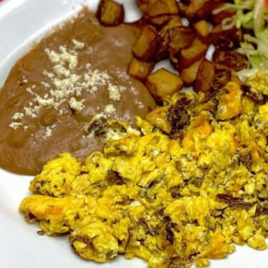 Huevo con Chorizo y Papas
