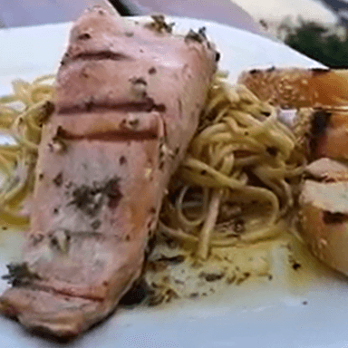 Pasta al pesto con salmón