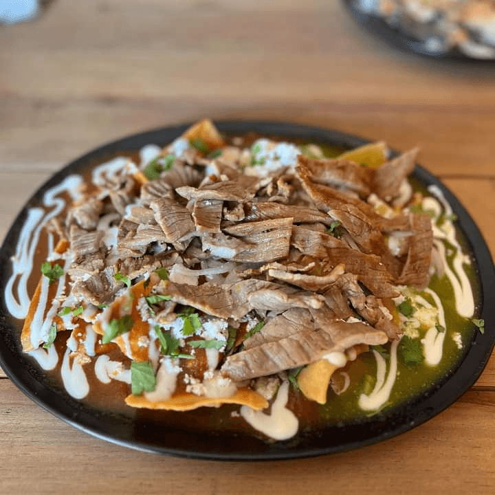 CHILAQUILES CON TASAJO+BEBIDA+BOLILLO