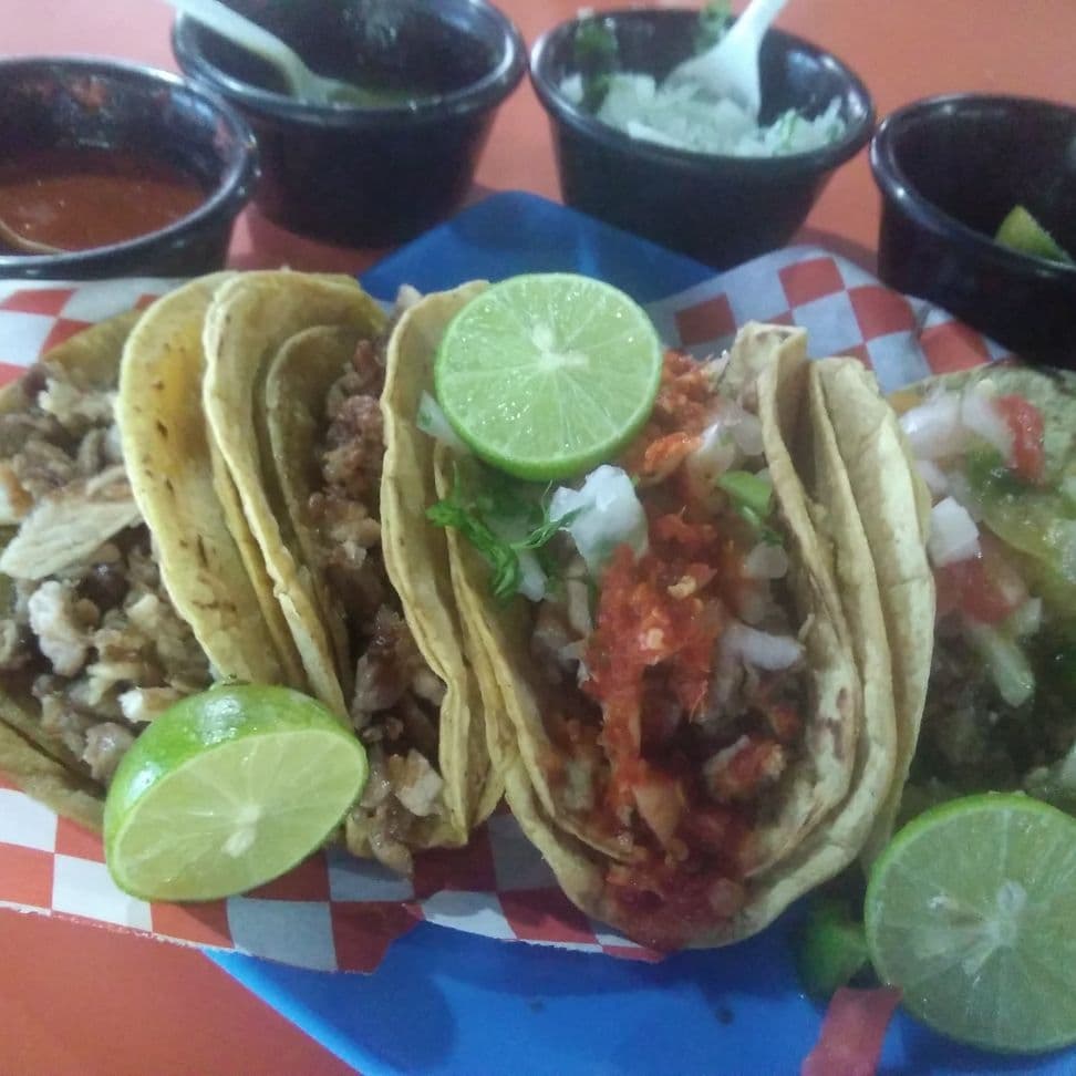 Orden d Pierna 4tacos doble tortilla salsa verdura