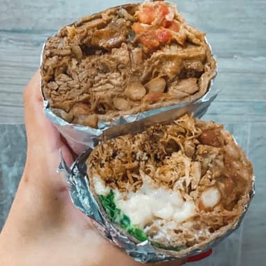 Burrito Mediano + Refresco Natural 12 oz