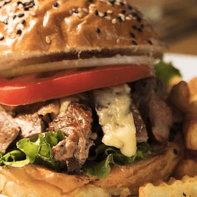 Burger Asada/chorizo + papas fritas