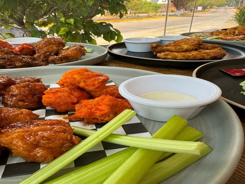 Fat Lunch Alitas Boneless y Snacks