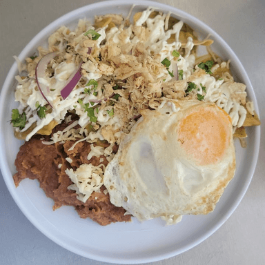 Chilaquiles con Pollo y Huevo