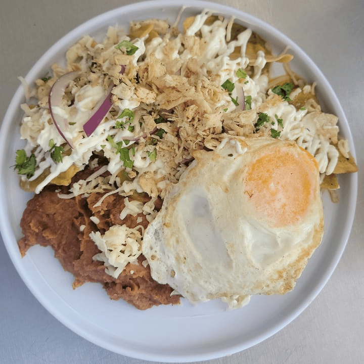 Chilaquiles con Pollo y Huevo