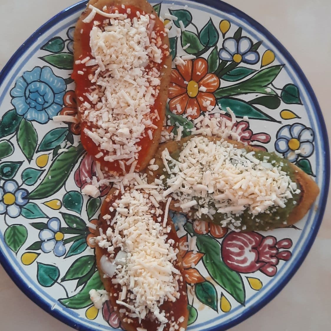 Tayoyos de Frijol con Quesillo