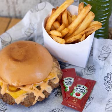 Combo #1 Classic Burger+Papas+Agua de Pepino