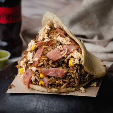 Combo Arepa de Pollo y Tocineta