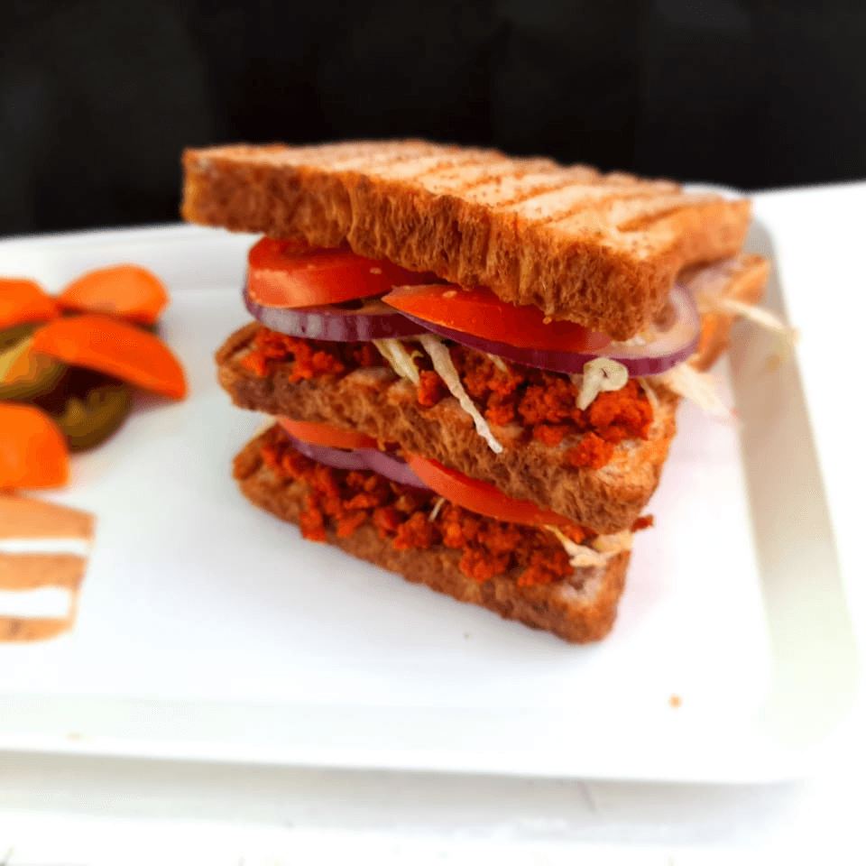 Sandwich de chorizo con queso de hebra