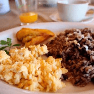 Gallo Pinto con Acompañamiento