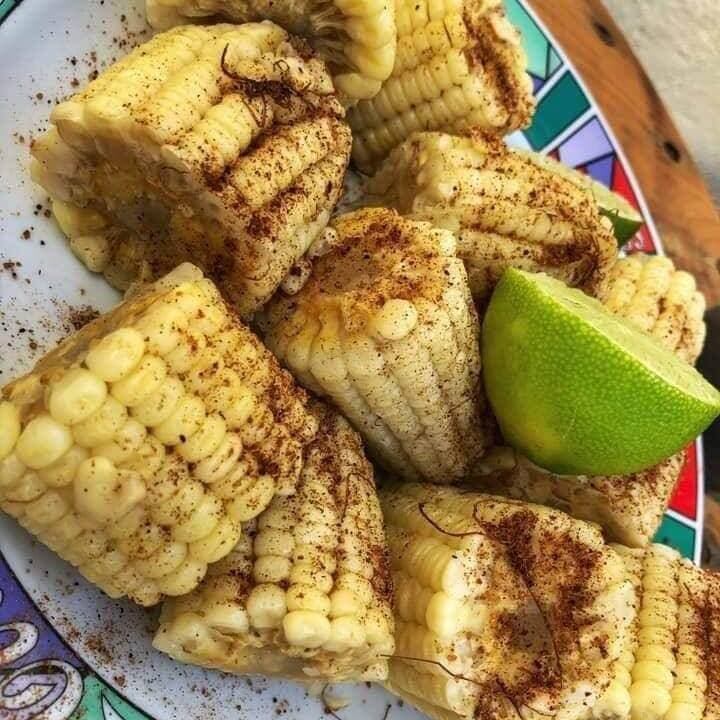 3 Elotes Cortados con Chile y Limon