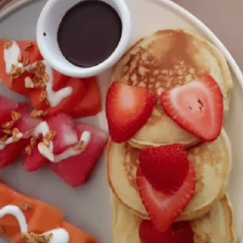 DESAYUNO HOT CAKES + JUGO DE NARANJA