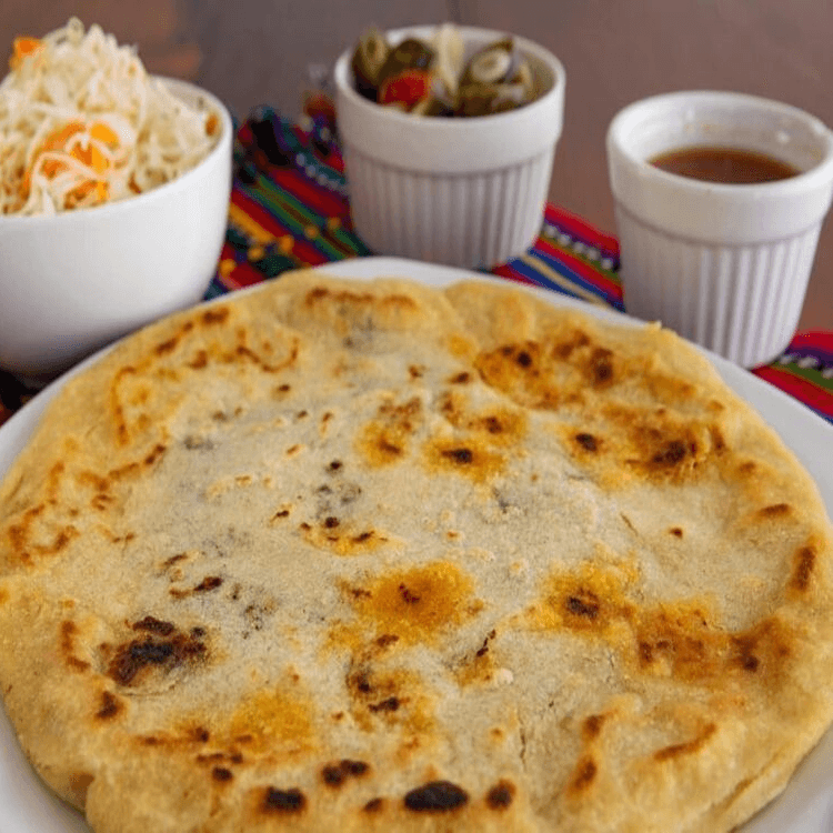 Pupusa Grande de Carne Mechada y Queso