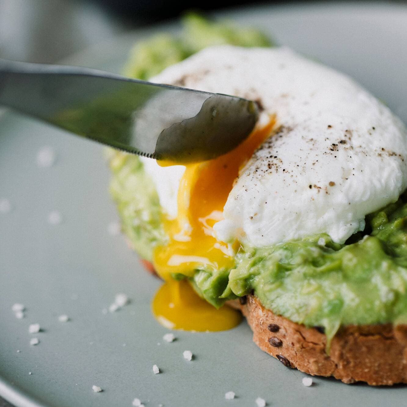 Tostón con Palta y Huevo Pochado