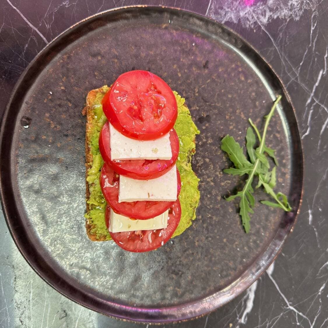 Toast queso panela/jitomate