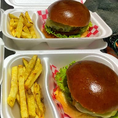 DOS HAMBURGUESAS CLASIC + PAPAS A LA FRANCESA