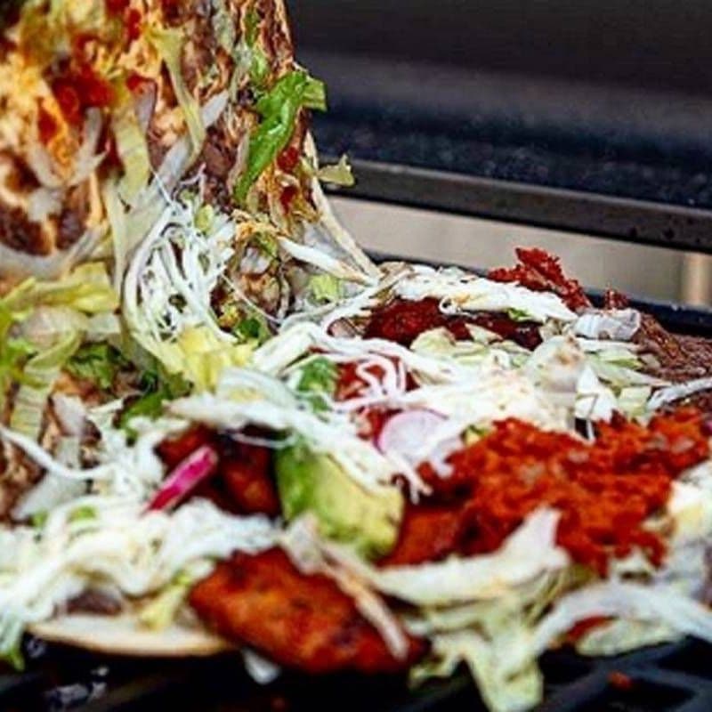 Tlayuda de Carnitas