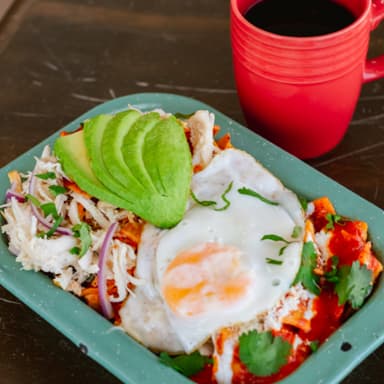 COMBO CHILAQUILES POLLO HUEVO + CAFE