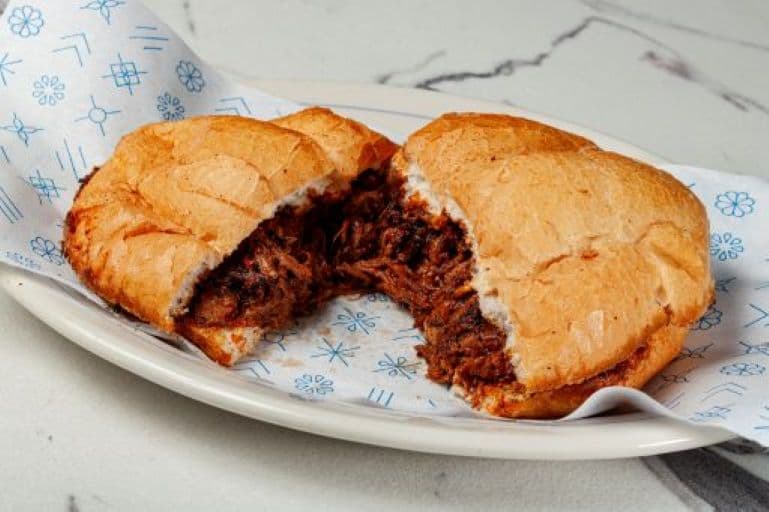 Torta de Pierna con Mole.