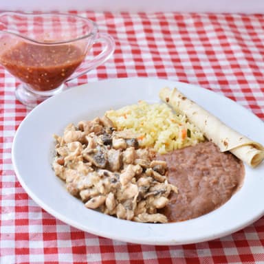 Pollo en Crema de Champiñones. (Pechuga ).