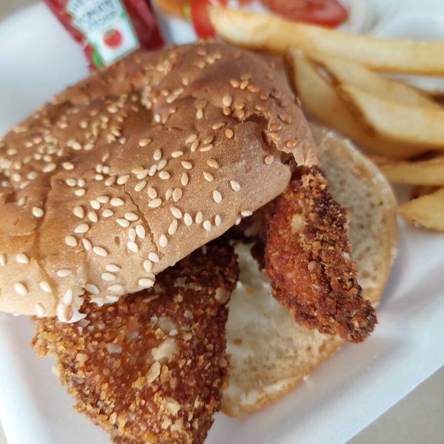 HAMBURGUEZA DE POLLO+AGUA DEL DIA DE MEDIO