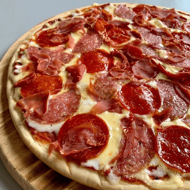 Pizza de carnes frías mediana