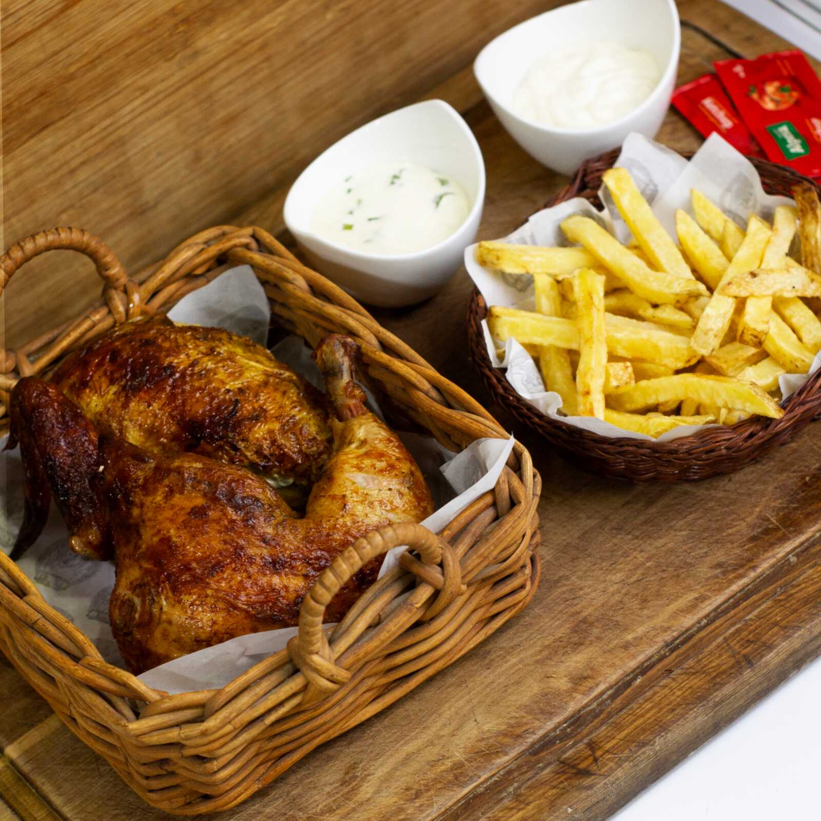 1/2 Pollo a la Brasa con Papas Fritas
