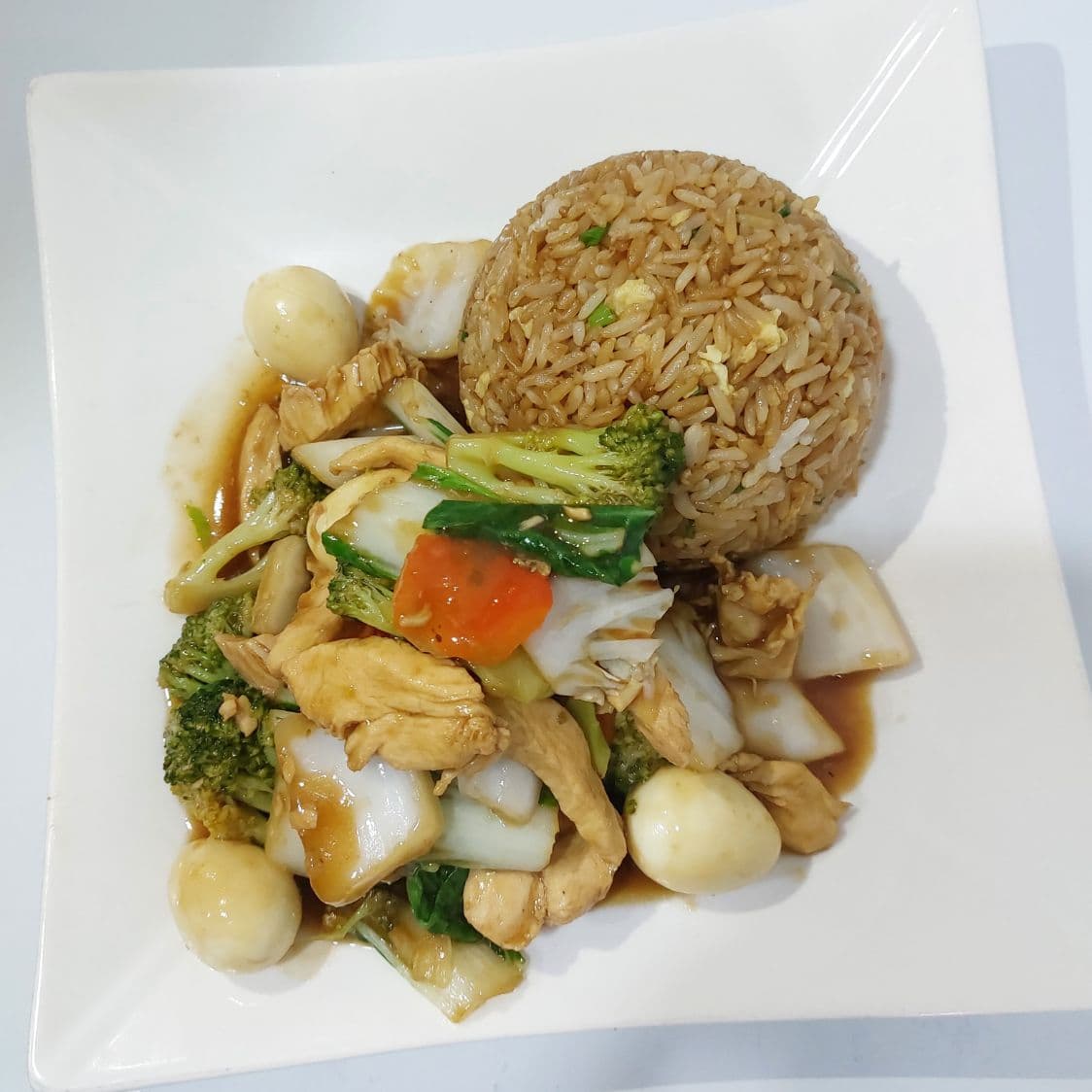 Pollo con Verduras y Huevo de Codorniz