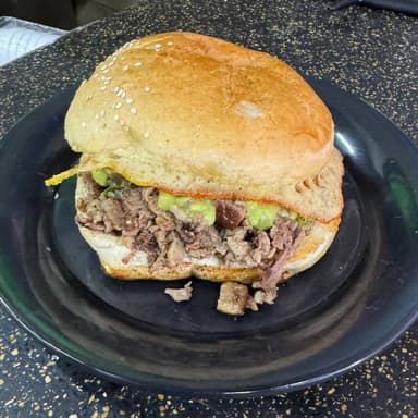 CEMITA DE CARNE ASADA CON QUESO