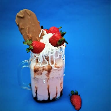 Malteada con Fresas y Paleta Holanda