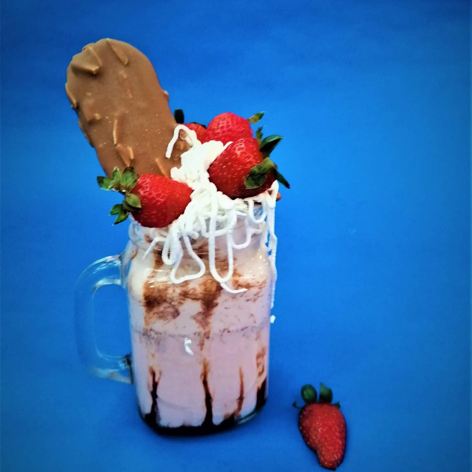 Malteada con Fresas y Paleta Holanda