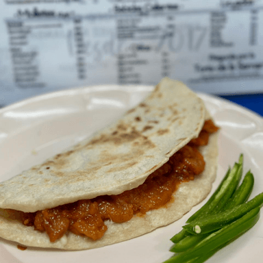 Quesadilla de Harina con Chicharrón en Chile Rojo