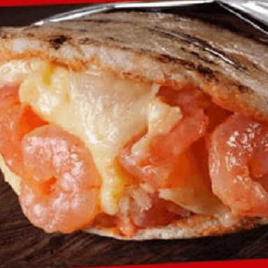 Arepa con Camarones y Queso Mozarella