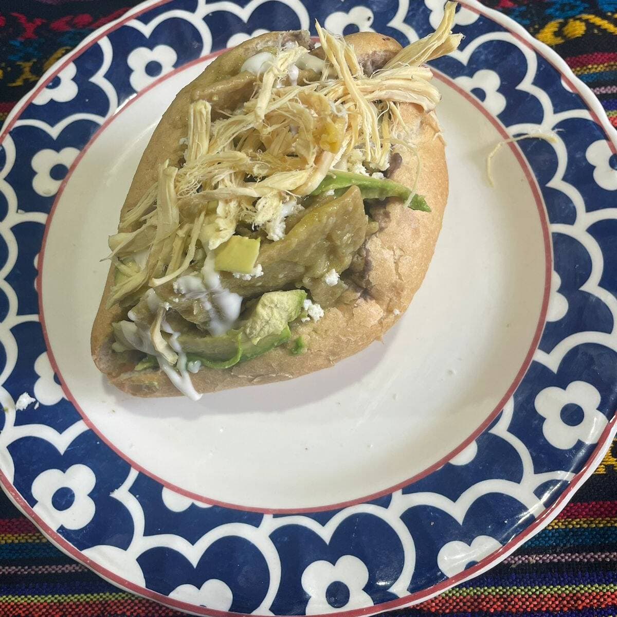 TORTA DE CHILAQUILES VERDES-CON POLLO DESHEBRADO