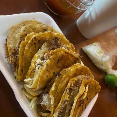 Quesadilla con frijoles refritos